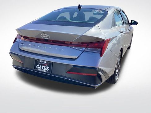 Used 2025 Hyundai Elantra SEL image 12