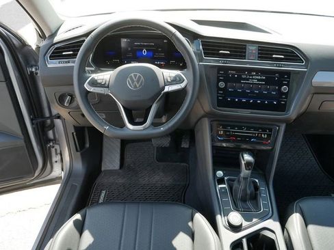 Certified 2022 Volkswagen Tiguan SE w/ Panoramic Sunroof Package AWD/4WD image 20