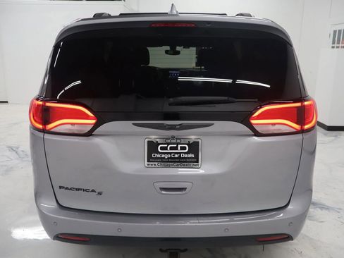 Used 2018 Chrysler Pacifica Touring-L w/ Premium Audio Group image 5