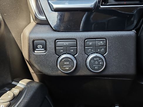 Used 2026 GMC Sierra 1500 SLT AWD/4WD image 13