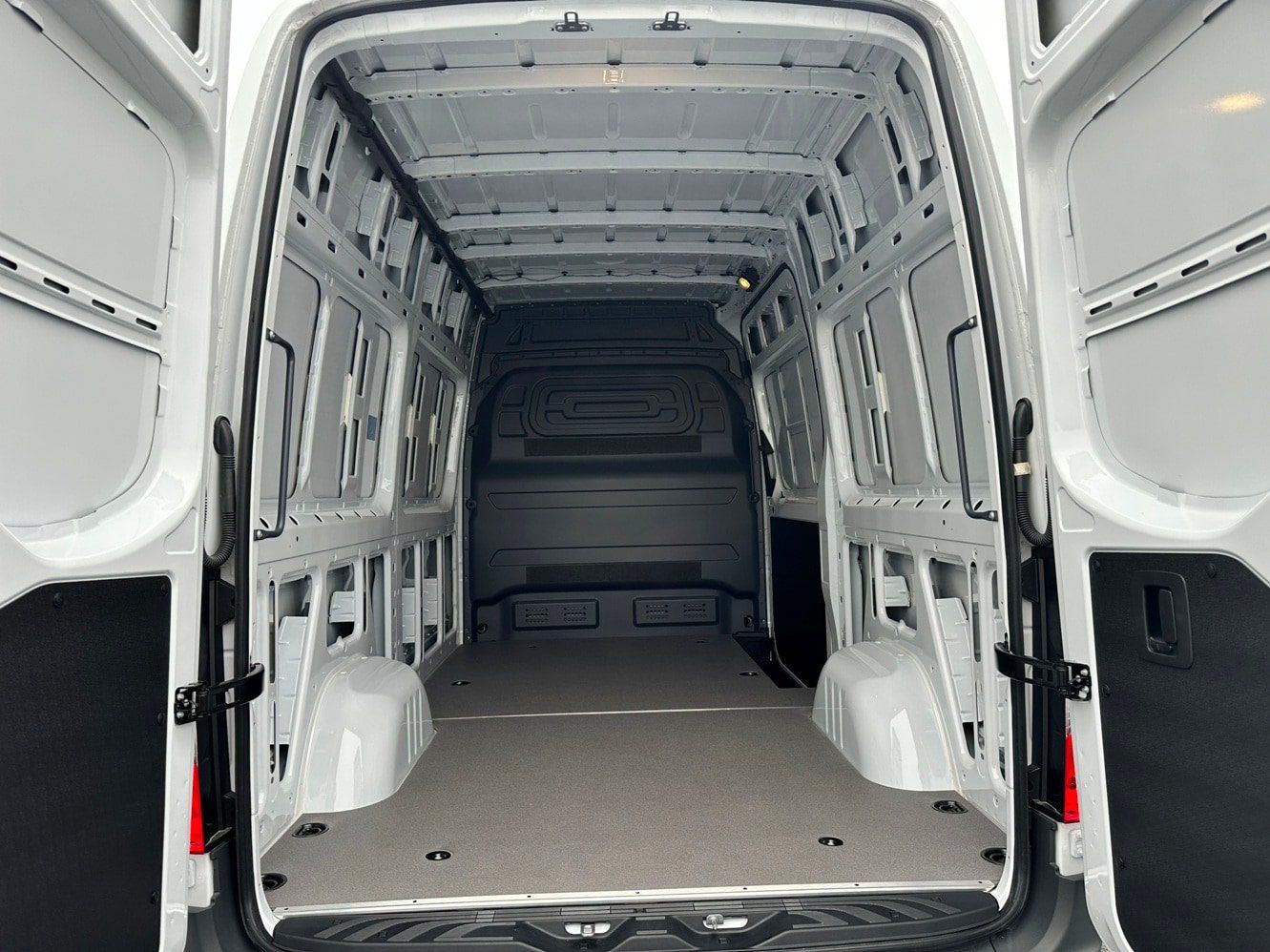 Used 2025 Mercedes-Benz Sprinter 2500 image 21