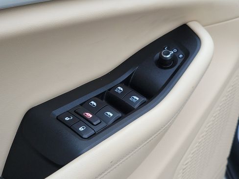Used 2023 Jeep Grand Cherokee L Limited RWD image 17