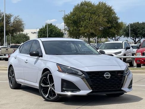 Used 2023 Nissan Altima 2.5 SR w/ SR Premium Package FWD image 2
