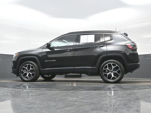 Used 2025 Jeep Compass Limited image 27