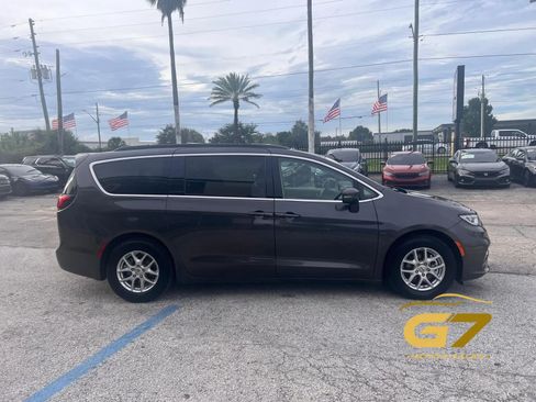 Used 2022 Chrysler Pacifica Touring-L FWD image 4