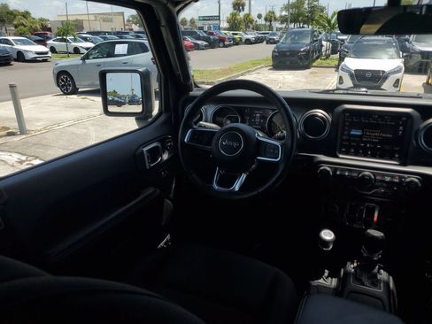 Used 2020 Jeep Wrangler Unlimited Sahara w/ Dual Top Group AWD/4WD image 21