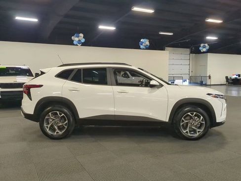 Used 2025 Chevrolet Trax LT w/ LT Convenience Package image 3