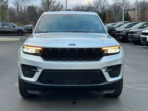 New 2025 Jeep Grand Cherokee 4WD image 2