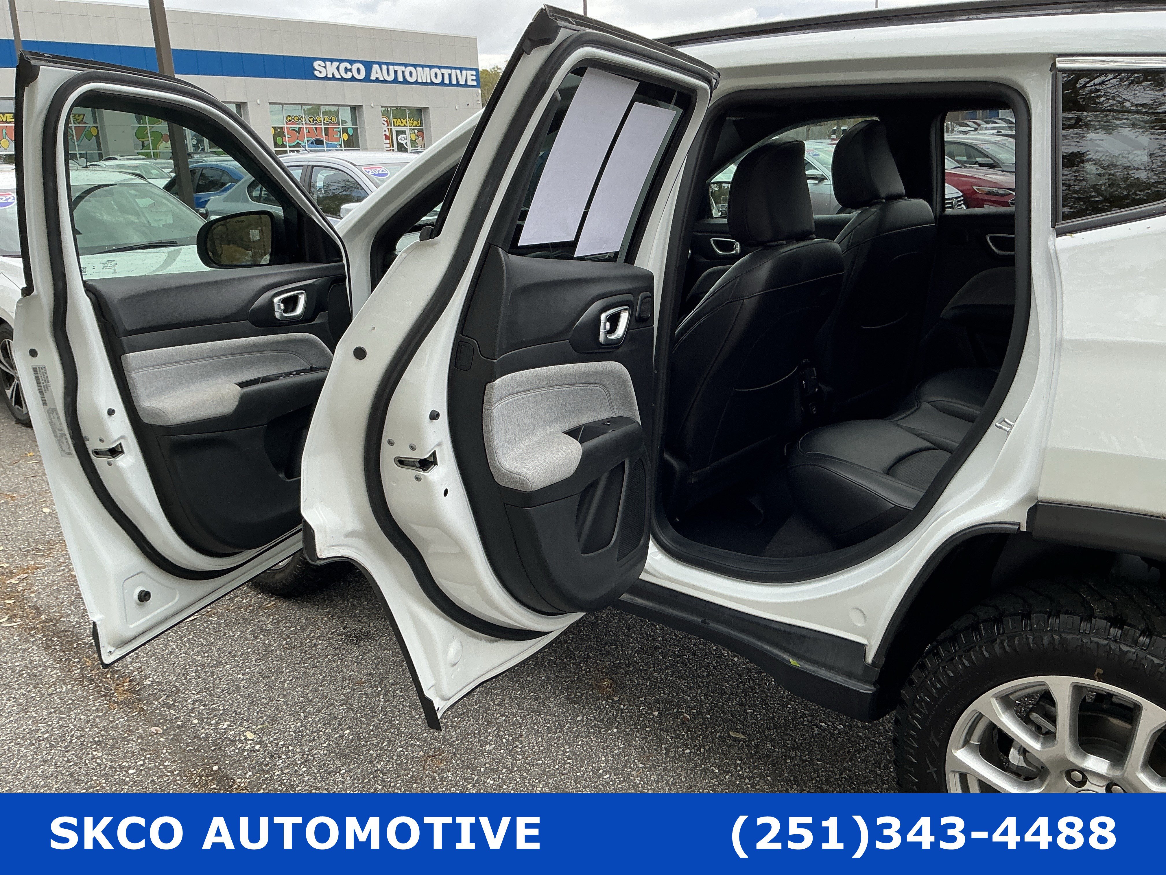Used 2023 Jeep Compass Latitude w/ Sun and Sound Group AWD/4WD image 28