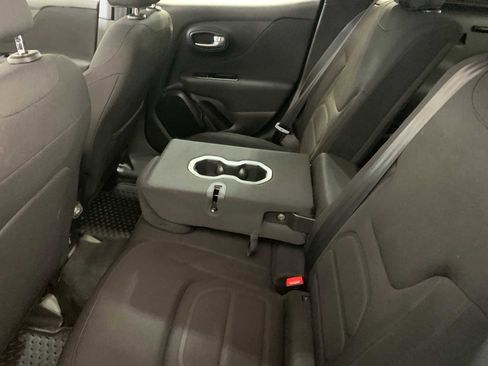 Used 2020 Jeep Renegade Latitude w/ Cold Weather Group image 5