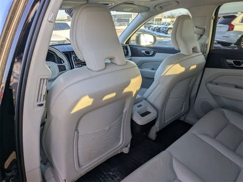 Used 2019 Volvo XC60 T6 Momentum w/ Multimedia Package image 18