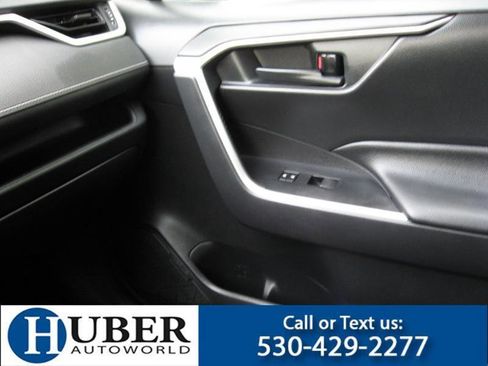 Used 2019 Toyota RAV4 LE FWD image 13