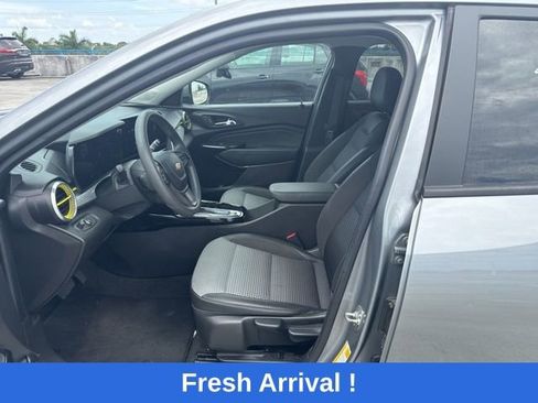 Used 2024 Chevrolet Trax LT FWD image 2