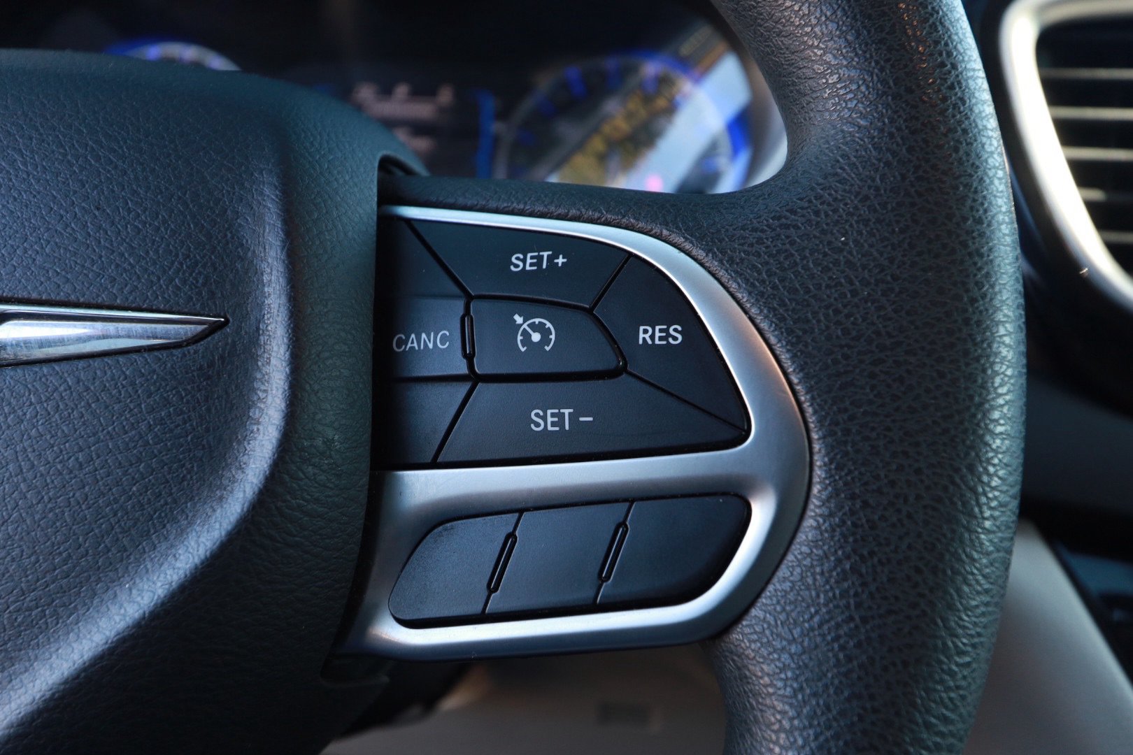 Used 2017 Chrysler Pacifica Touring w/ Tire & Wheel Group FWD image 12