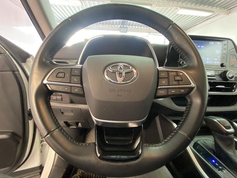Used 2021 Toyota Highlander XLE AWD/4WD image 29