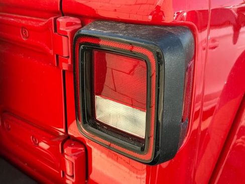 Used 2022 Jeep Wrangler Unlimited Sahara AWD/4WD image 12