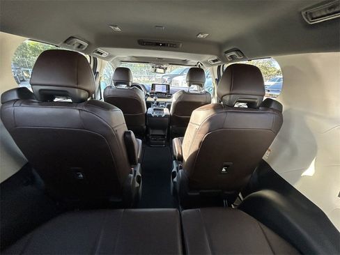 Used 2023 Toyota Sienna Platinum image 15