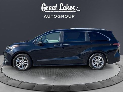 Used 2022 Toyota Sienna Limited image 2
