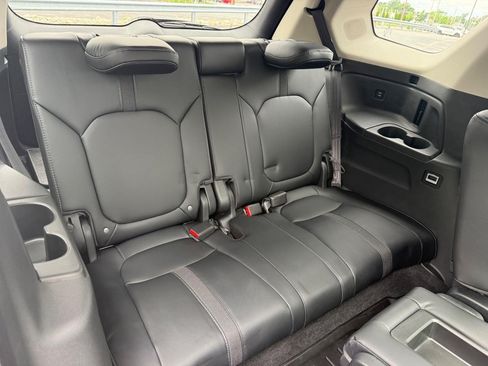 Used 2025 Honda Pilot Touring image 11