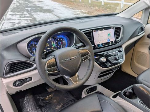 Used 2024 Chrysler Pacifica Touring-L image 18