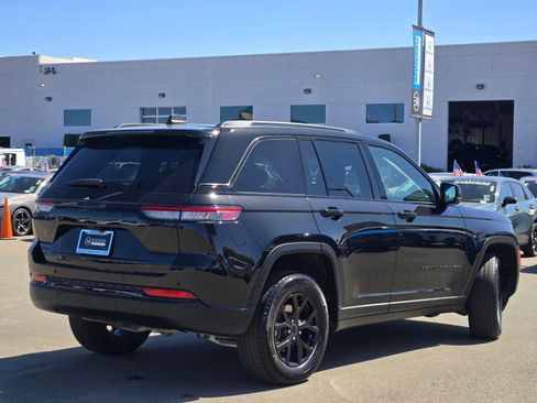 Used 2025 Jeep Grand Cherokee Altitude AWD/4WD image 7