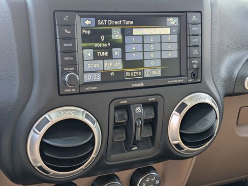 Used 2017 Jeep Wrangler Unlimited Rubicon w/ Connectivity Group image 20