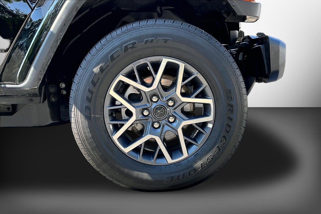 Certified 2026 Jeep Wrangler Unlimited Sahara AWD/4WD image 32
