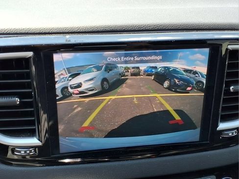 Used 2025 Chrysler Pacifica Select FWD image 9