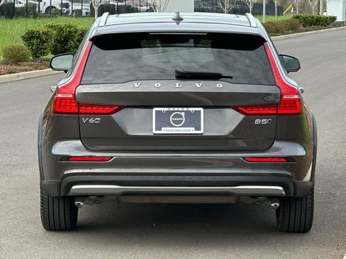 Used 2025 Volvo V60 B5 Cross Country Plus AWD/4WD image 4