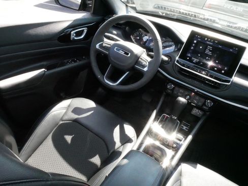 Used 2026 Jeep Compass Latitude AWD/4WD image 10