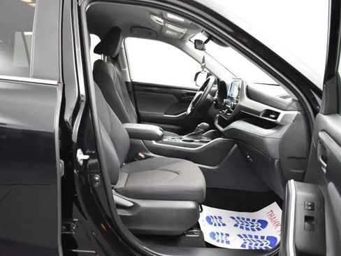 Used 2025 Toyota Highlander LE FWD image 18