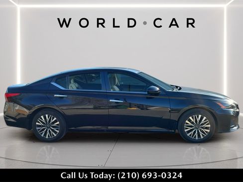 Used 2023 Nissan Altima 2.5 SV w/ SV Premium Package image 2