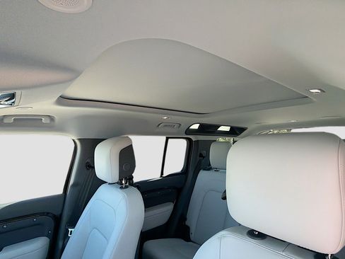 New 2026 Land Rover Defender 110 X-Dynamic SE image 26