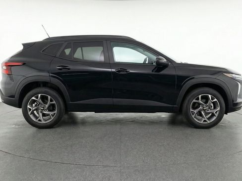 Used 2025 Chevrolet Trax LT FWD image 11