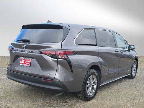 Certified 2021 Toyota Sienna XLE AWD/4WD image 3