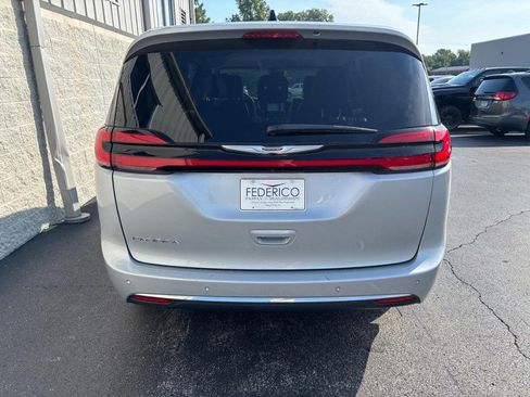Used 2023 Chrysler Pacifica Touring-L FWD image 4