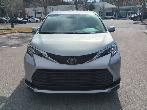Used 2021 Toyota Sienna LE image 9