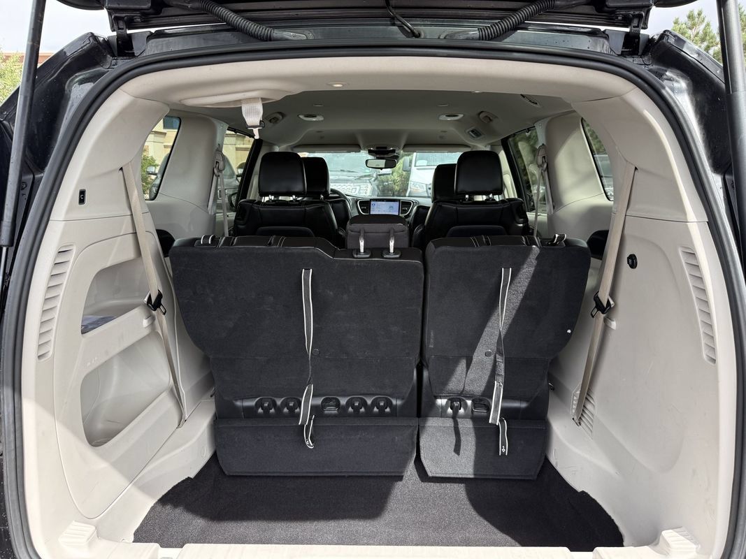 Used 2024 Chrysler Pacifica Touring-L FWD image 19