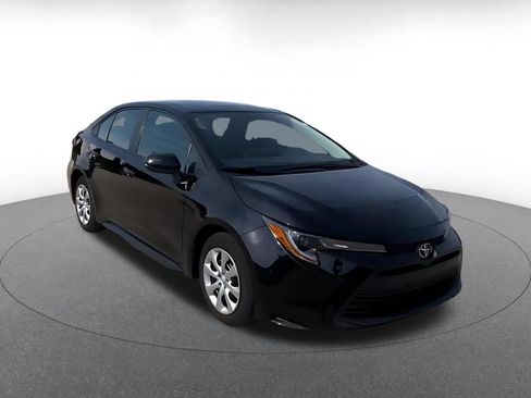 Used 2025 Toyota Corolla LE FWD image 3