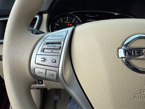 Used 2015 Nissan Rogue S image 18