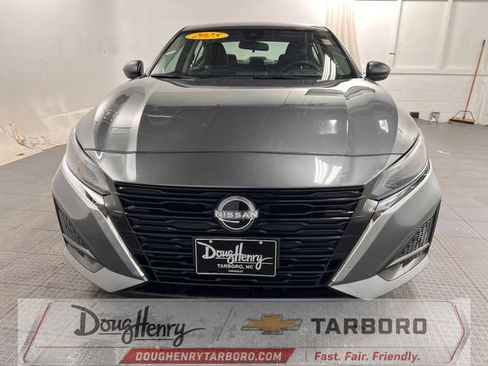 Used 2025 Nissan Altima 2.5 SV FWD image 2
