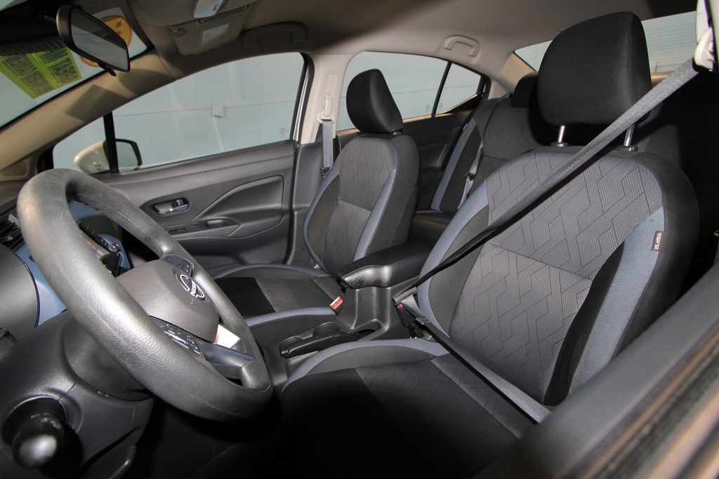 Used 2025 Nissan Versa SV FWD image 4