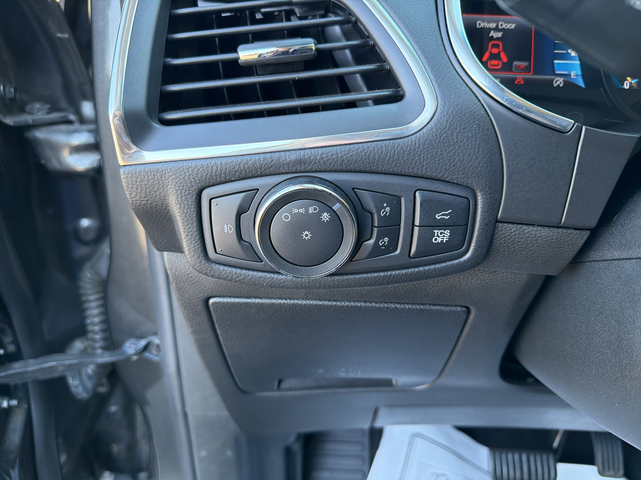 Used 2020 Ford Edge Titanium FWD image 17