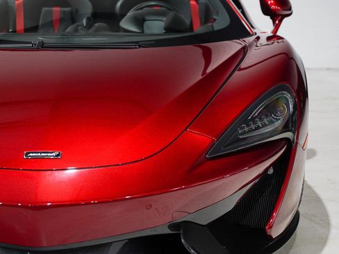 Used 2018 McLaren 570S Spider image 29