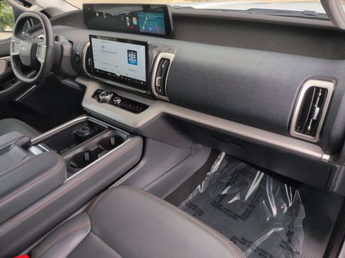 Certified 2025 Ford Expedition Active AWD/4WD image 38