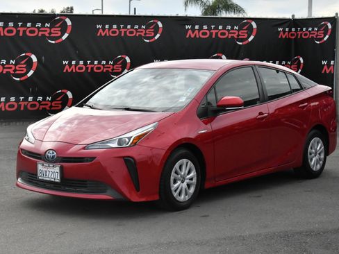 Used 2021 Toyota Prius LE image 3