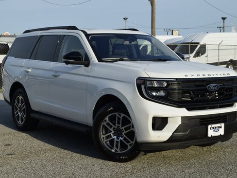 New 2025 Ford Expedition Active image 3
