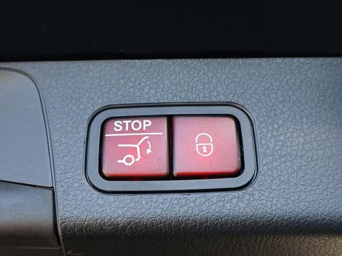 Used 2025 Mercedes-Benz GLB 250 w/ Driver Assistance Package image 52
