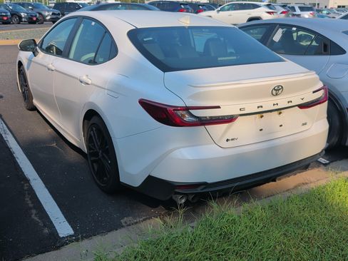 Used 2025 Toyota Camry SE FWD image 3