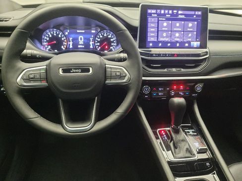 Used 2025 Jeep Compass Latitude w/ Convenience Group AWD/4WD image 22